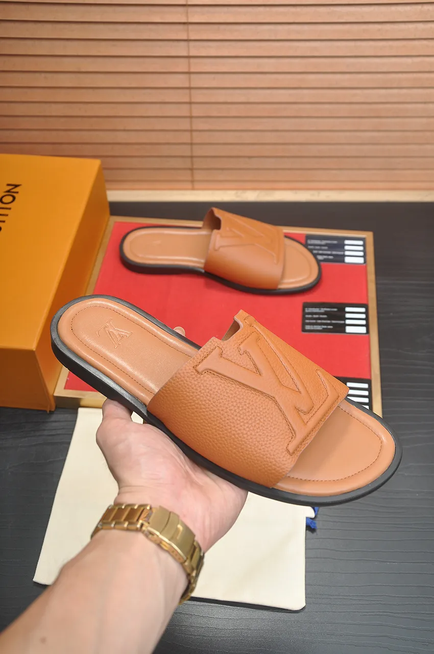 Men's men's shoes 💰340💶 [Louis Vuitton LV slippers] (high-end cowhide) counter 1:1 fashion style, a must-have for summer! The designer used LV’s iconic outsole. The original simple slippers instantly become fashionable! The upper is made of flexible special cowhide leather straps alternately, and the workmanship is exquisite! A must-have for stylish men in summer, size 38-46 (45 46 customized)